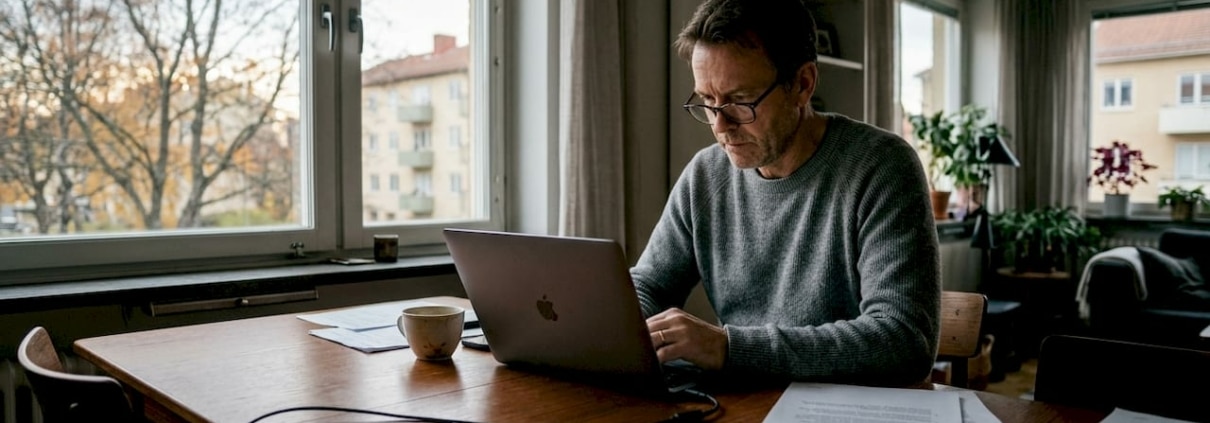 Man arbetar vid skrivbordet hemma.