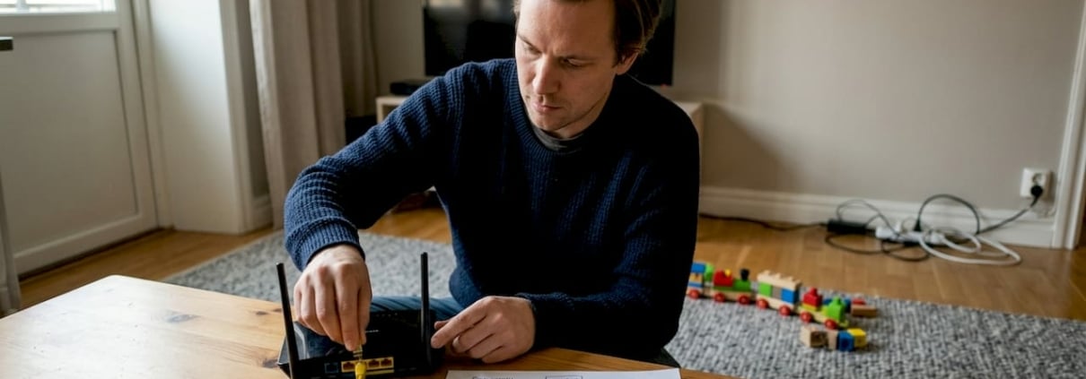Man installerar hemmanätverk i vardagsrum