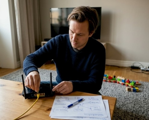 Man installerar hemmanätverk i vardagsrum